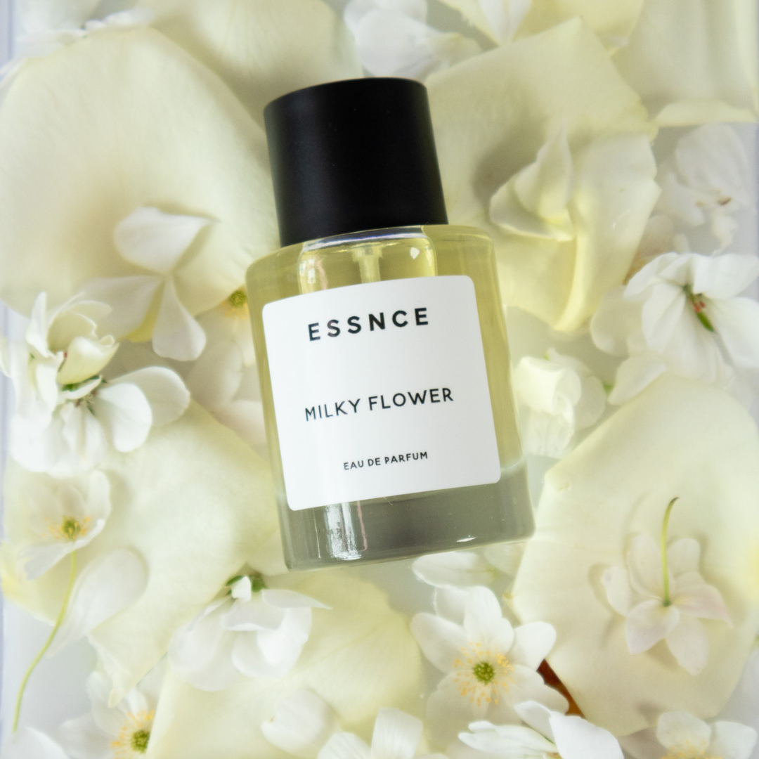 Milky Flower, damparfym i kollektionen ESSNCE Originals, produktbild parfym ligger i mjölk och blommor