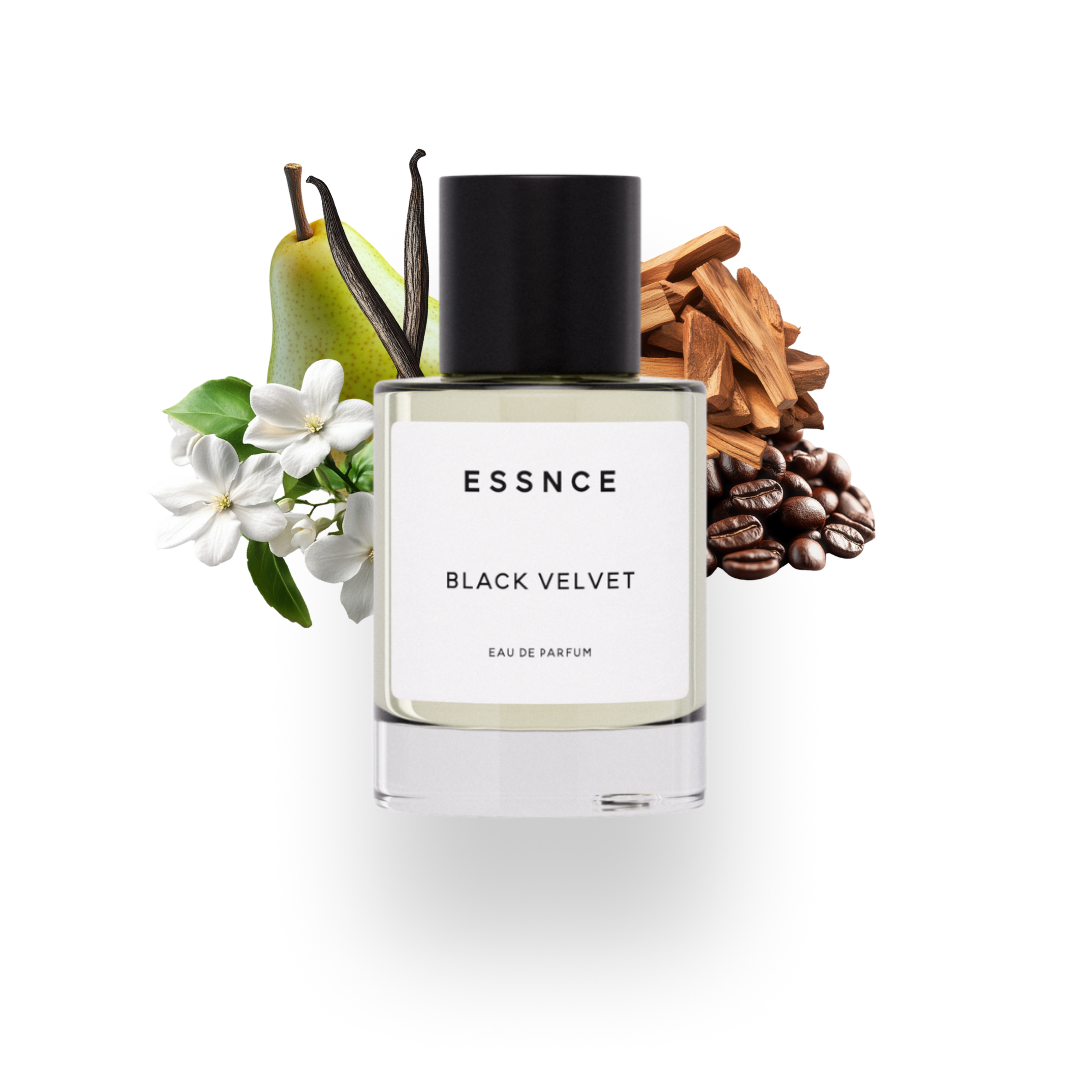 En flaska ESSNCE Black Velvet Eau de Parfum visas med en svart kork och en vit etikett. Bakom flaskan finns ingredienser som päron, vanilj, sandelträ, jasmin och kakao.