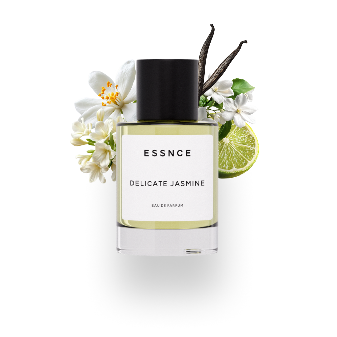 En flaska ESSNCE Delicate Jasmine Eau de Parfum visas med en svart kork och en vit etikett. Bakom flaskan finns ingredienser som bergamott, apelsinblomma, jasmine, tuberose och vanilj.