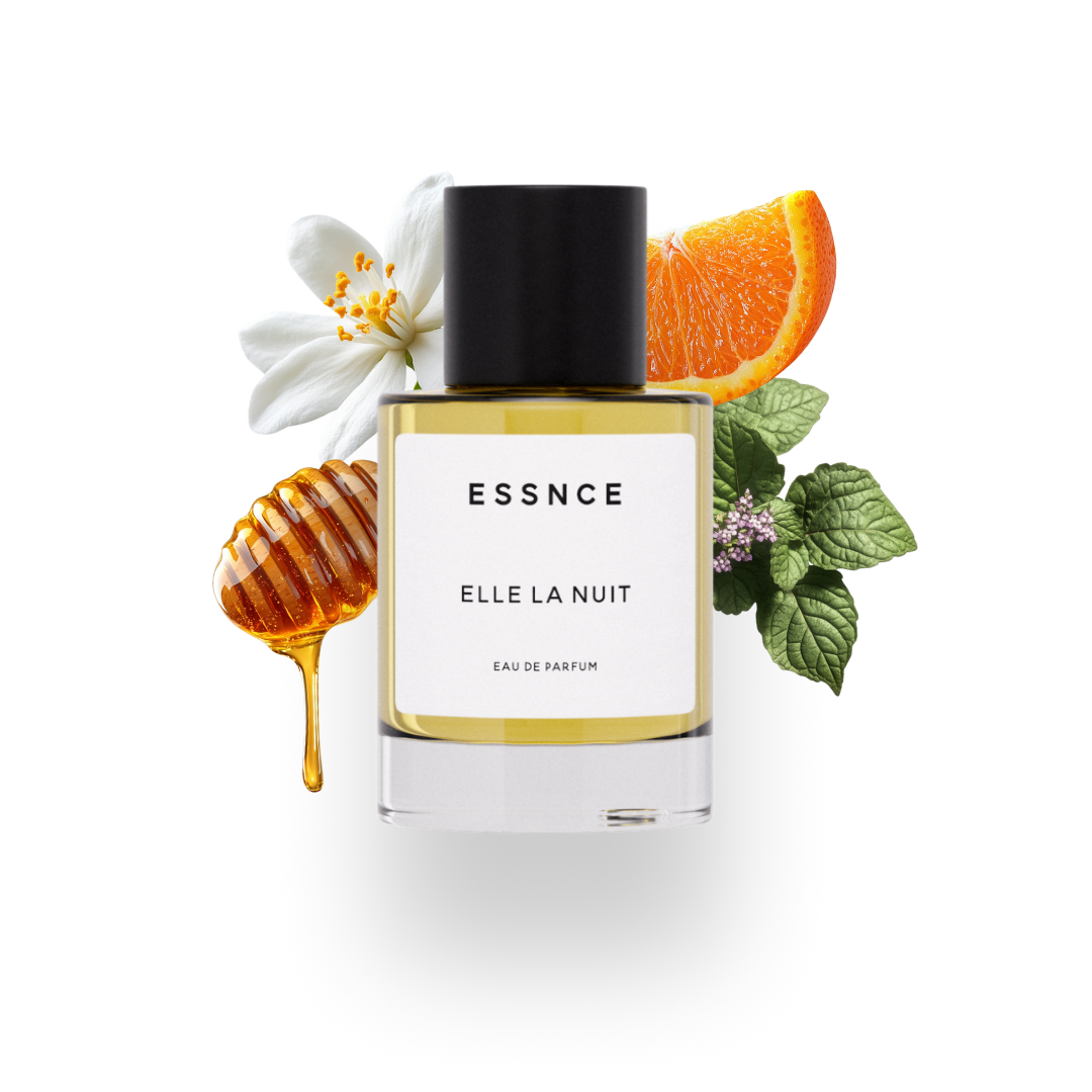 En flaska ESSNCE Elle la nuit Eau de Parfum visas med en svart kork och en vit etikett. Bakom flaskan finns ingredienser som apelsin, apelsinblomma, honung och patchouli.