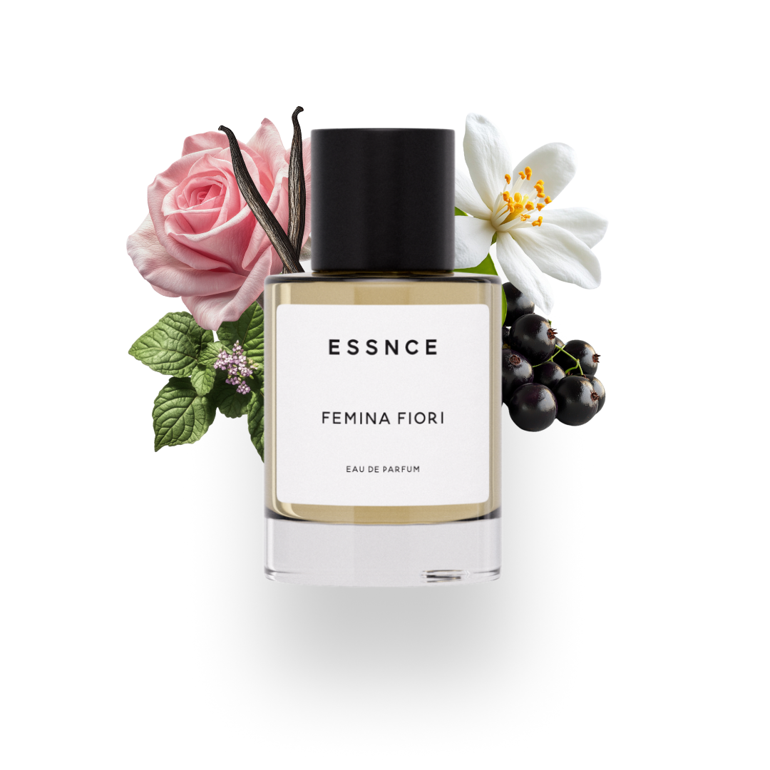 En flaska ESSNCE Femina Fiori Eau de Parfum visas med en svart kork och en vit etikett. Bakom flaskan finns ingredienser som ros, apelsinblomma, svarta vinbär och patchouli.