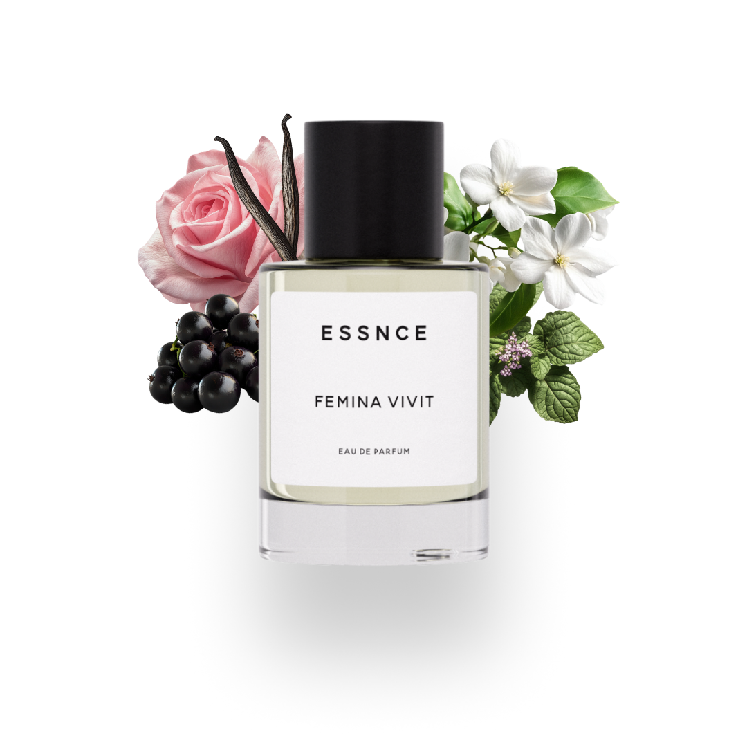 En flaska ESSNCE Femina Vivit Eau de Parfum visas med en svart kork och en vit etikett. Bakom flaskan finns ingredienser som ros, jasmin, svarta vinbär, vanilj och patchouli.