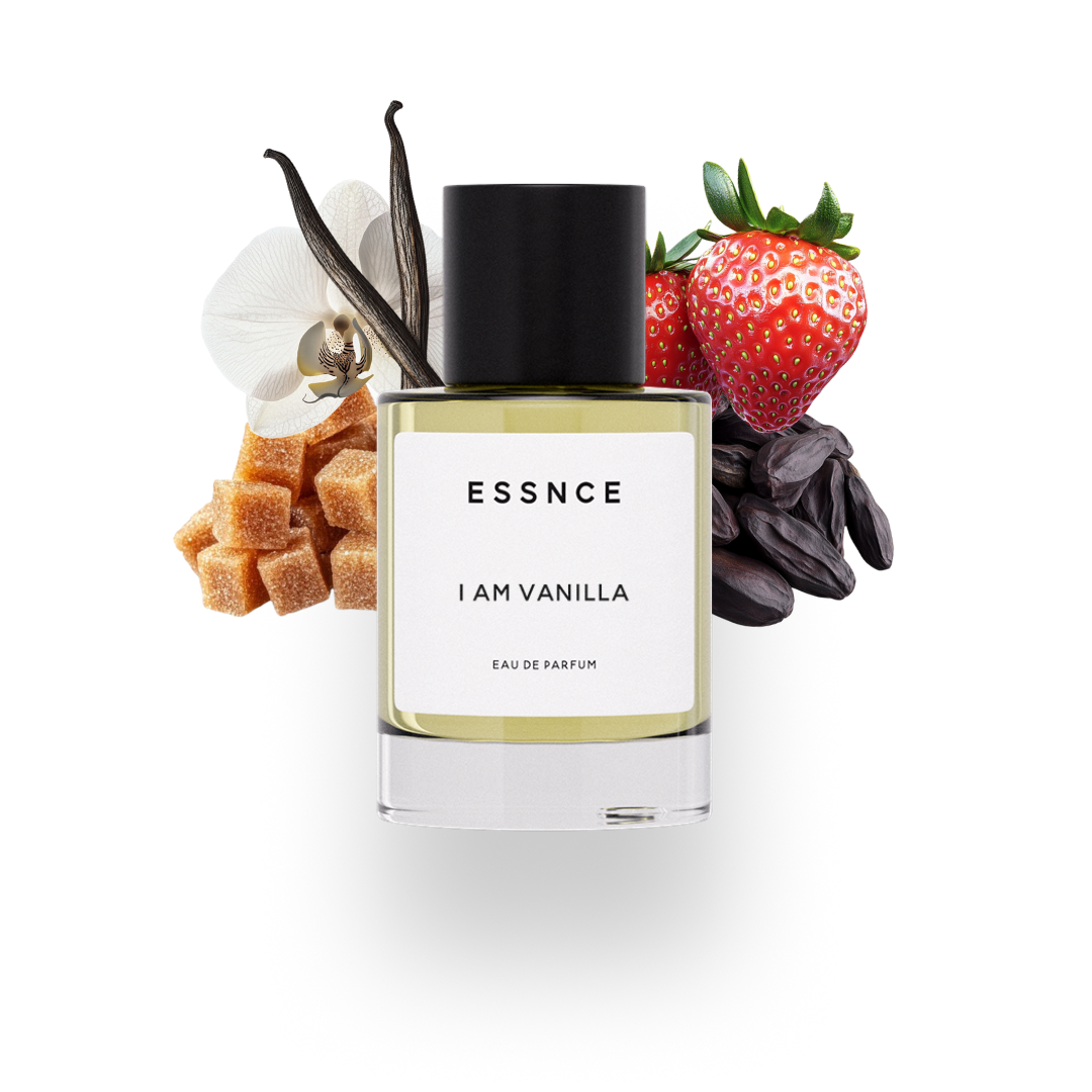 En flaska ESSNCE I am Vanilla Eau de Parfum visas med en svart kork och en vit etikett. Bakom flaskan finns ingredienser som jordgubbar, tonkaböna, orkidé, vanilj och brunt socker.