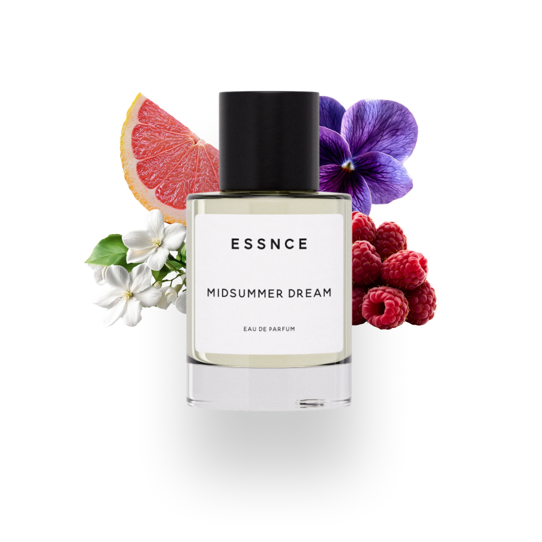 En flaska ESSNCE Midsummer dream Eau de Parfum visas med en svart kork och en vit etikett. Bakom flaskan finns ingredienser som grapefrukt, viol, jasmin och hallon.