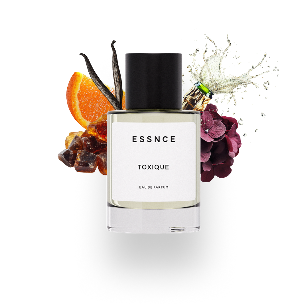 En flaska ESSNCE Toxique Eau de Parfum är centrerad med etiketten vänd mot kameran. Runt flaskan finns visuella element av dess ingredienser: en skivad apelsin, en krossad champagneflaska med skvättande vätska, blomblad, vanilj och bitar av bärnsten.