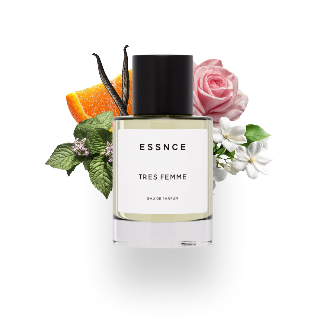 En flaska ESSNCE Tres femme Eau de Parfum visas med en svart kork och en vit etikett. Bakom flaskan finns ingredienser som apelsin, patchouli, ros, vanilj och jasmin.